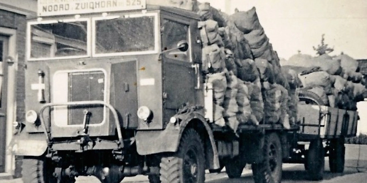 Een Bedford QL uit Engelse legerbestanden is beladen met zakken turf. Die haalde de Jong uit het veen bij Nieuw Weerdinge.