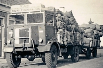 Een Bedford QL uit Engelse legerbestanden is beladen met zakken turf. Die haalde de Jong uit het veen bij Nieuw Weerdinge.