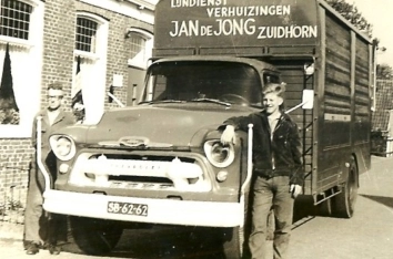 Deze foto werd rond 1965 gemaakt in de Molenstraat. Met de Chevrolet werden de bodediensten uitgevoerd maar ook de verhuizingen.