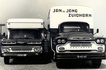 1968 - De twee Chevrolets getuigen van de arbeidsdeling tussen vader en zoon de Jong. De kleinere auto werd gebruikt voor de besteldiensten. De grotere werd voor verhuizingen ingezet.