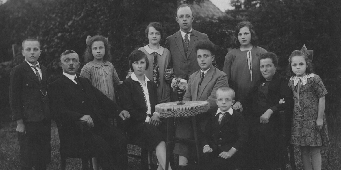 De familie de Jong uit Noordhorn rond 1924.
