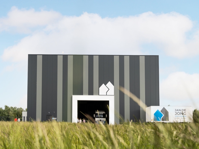 JDJ buiten nieuwe loods