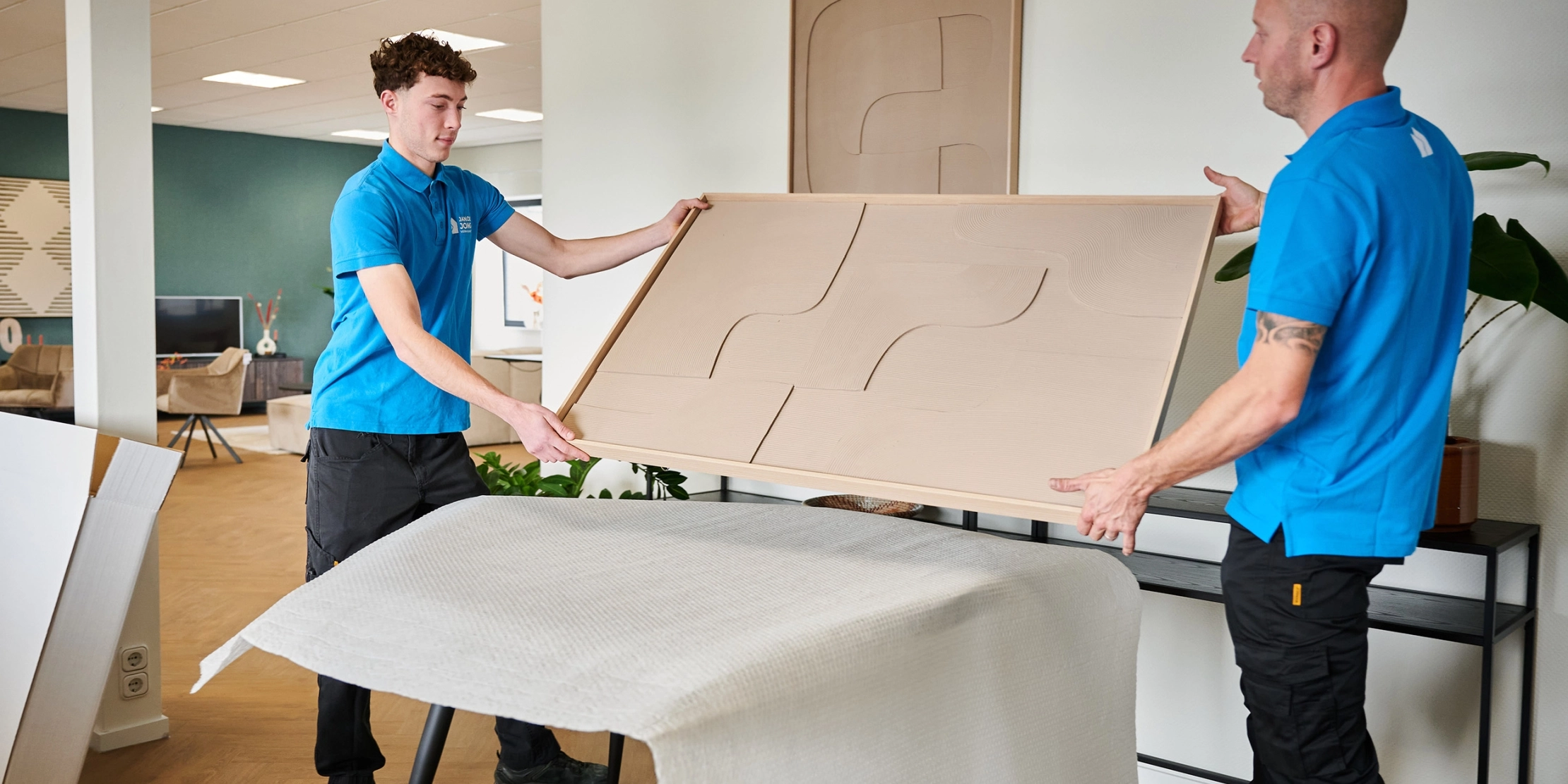 De klusjesman hangt uw schilderijen weer op